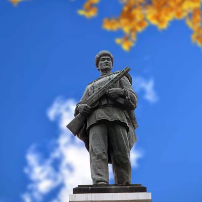 中國著名抗戰英雄人物邱少云石雕塑像